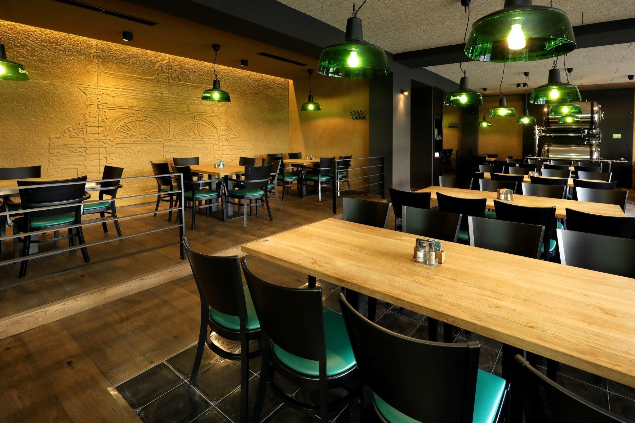 Interiér restaurace s dřevěnými stoly